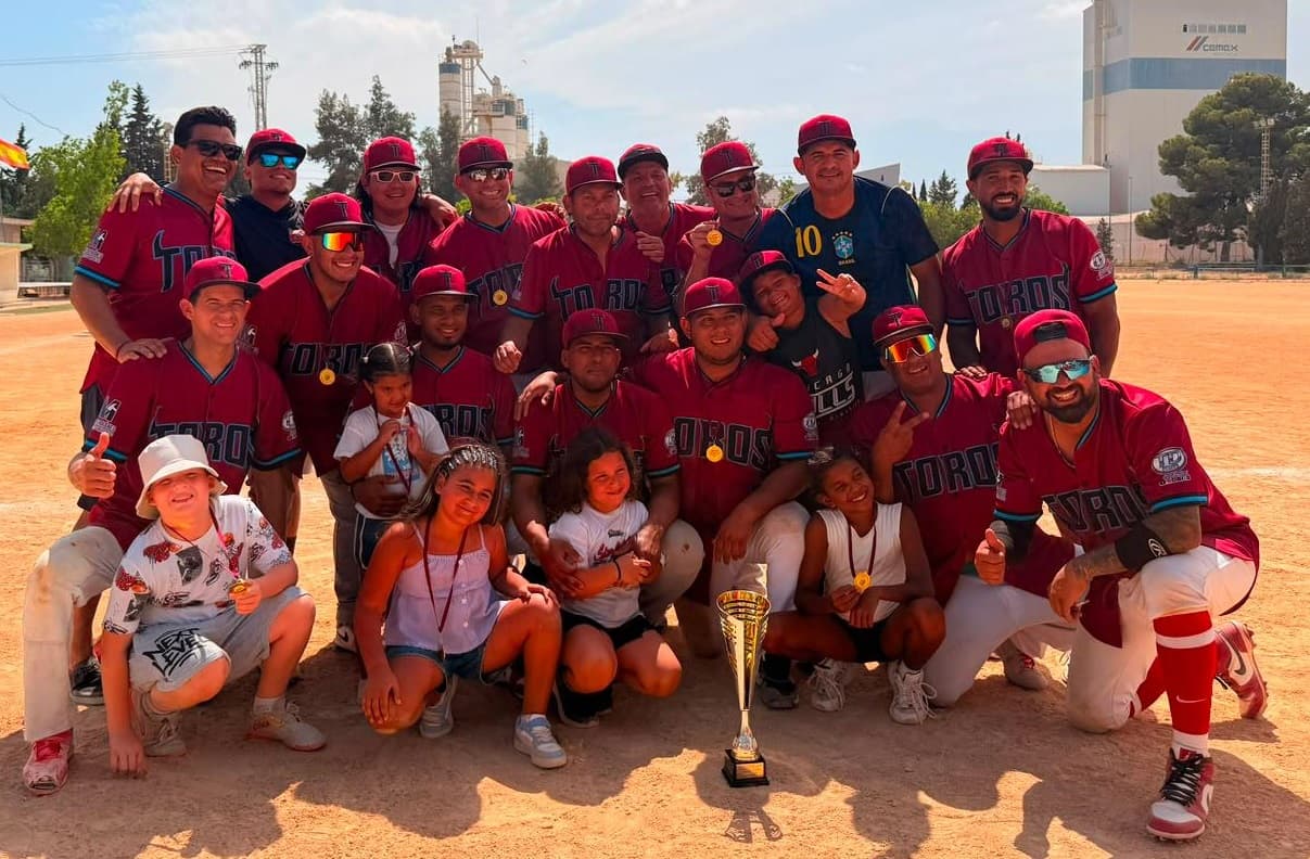 Los Toros de Alicante celebran con el trofeo de la III Copa